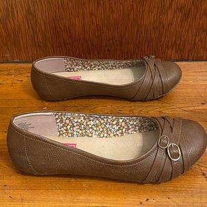 Brown ballet flats